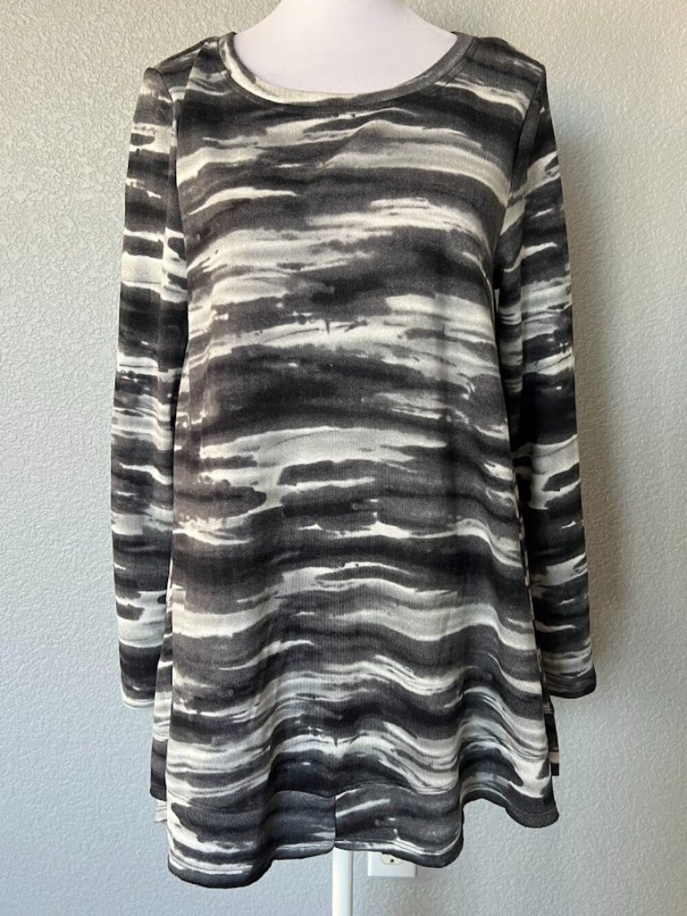 Greige Black White Long Sleeve Fleece Sweater Tunic Top Size Medium